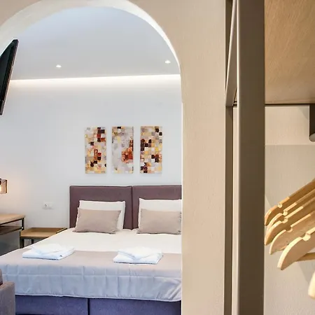 3 Goddesses' 考考纳里斯