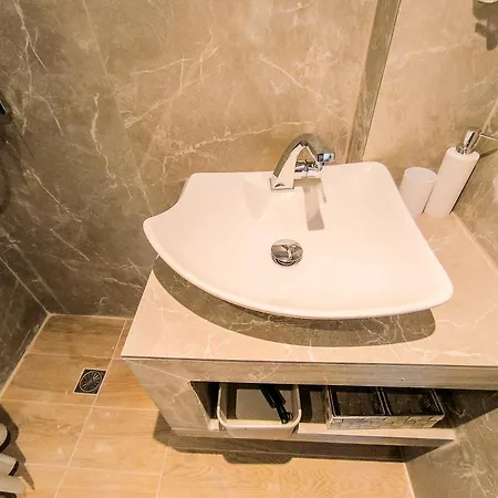 شقة 3 Goddesses' *