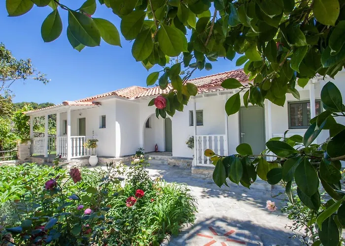 3 Goddesses' Apartment Koukounaries