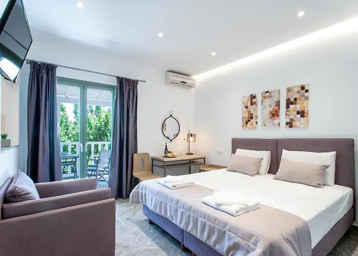 3 Goddesses' Apartment Koukounaries